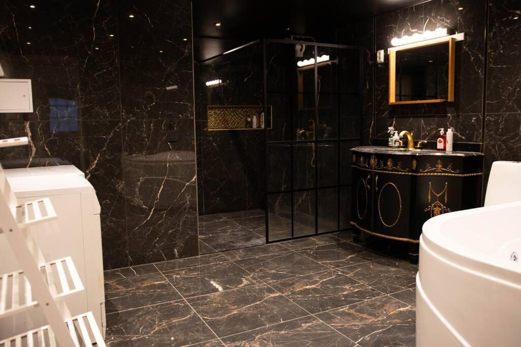 Historical Malt Factory Apartment, 6 Bedrooms, Sleeps 12 , Hot Tub Helsingborg Exterior photo