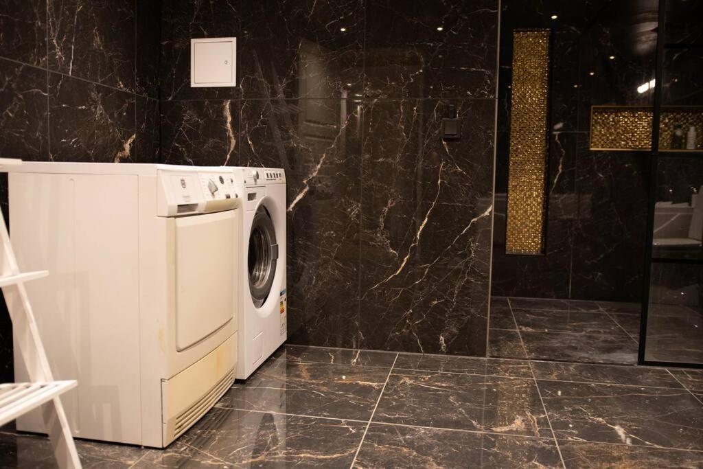 Historical Malt Factory Apartment, 6 Bedrooms, Sleeps 12 , Hot Tub Helsingborg Exterior photo