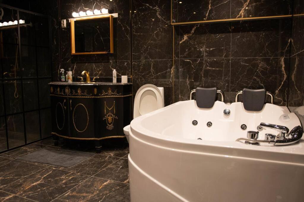 Historical Malt Factory Apartment, 6 Bedrooms, Sleeps 12 , Hot Tub Helsingborg Exterior photo